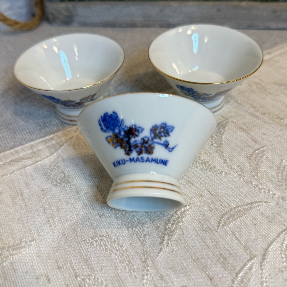 3 Vintage Kiku-Masamune Japanese Sake Cups - Blue Chrysanthemum & Gold‎ Trim - Picture 2 of 9